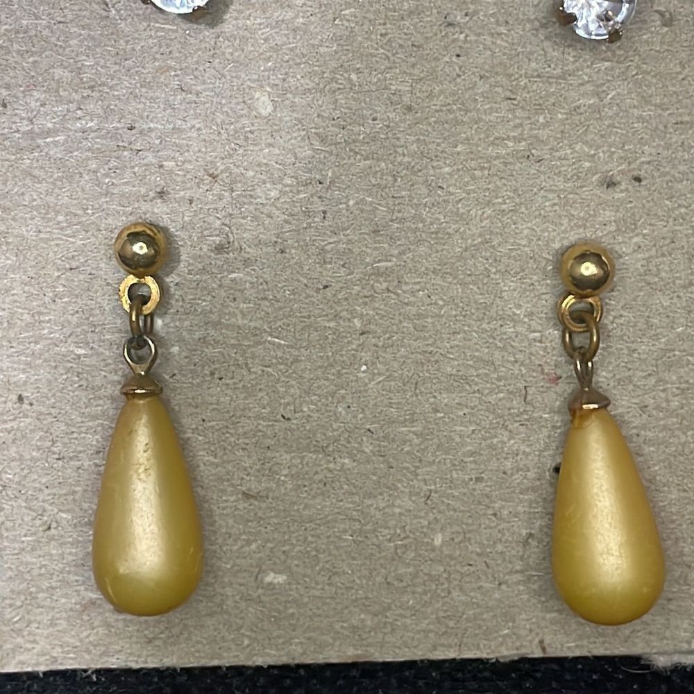Three sets of earrings - Picture 4 of 5